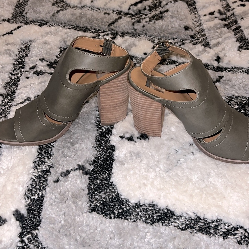 Heels - Picture 3 of 3